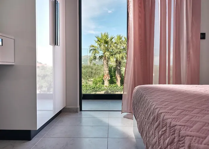 Savvas & Joanna Boutique Laganas